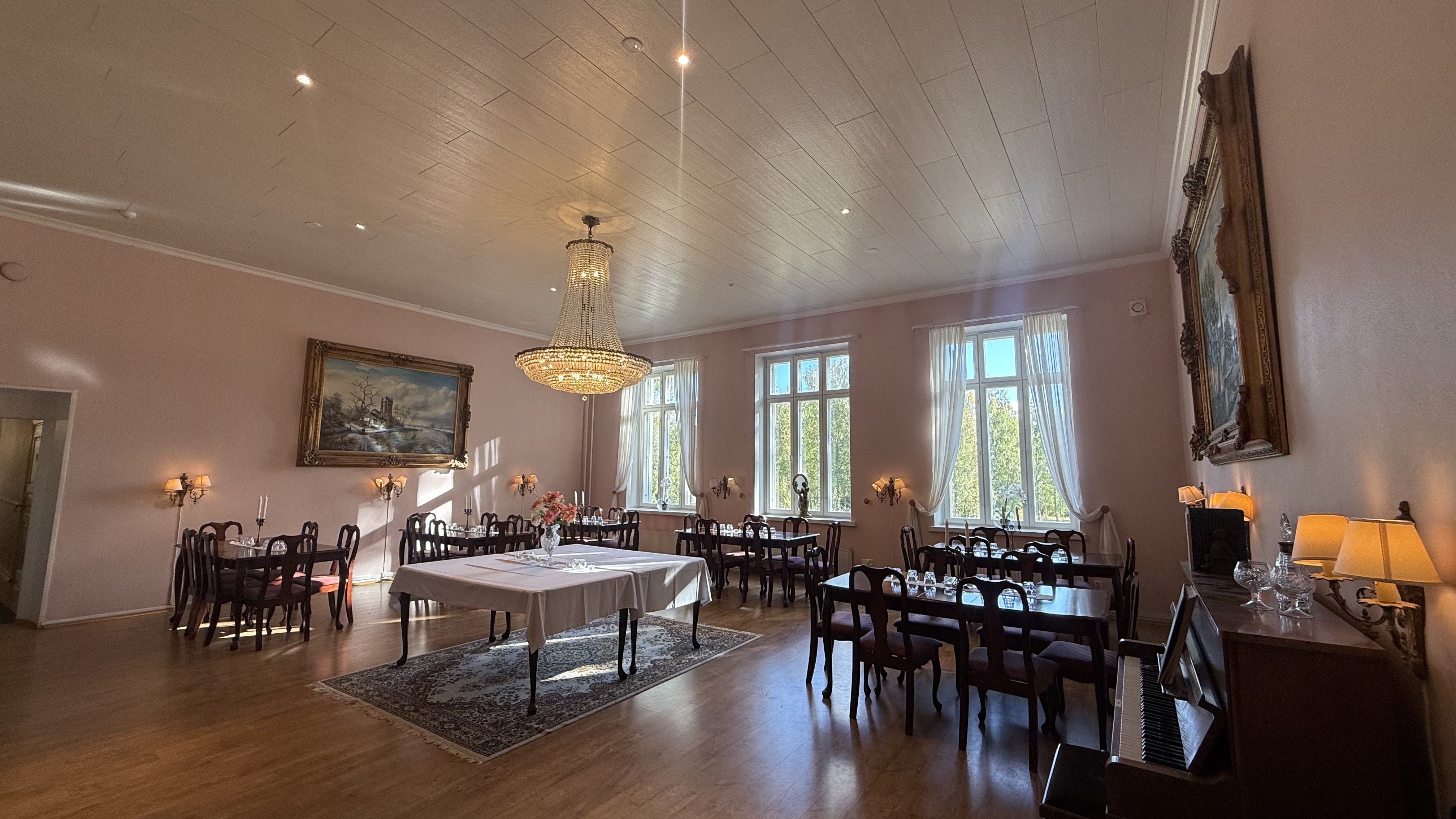 Satulinnan suuri juhlasali kristallikruunuineen