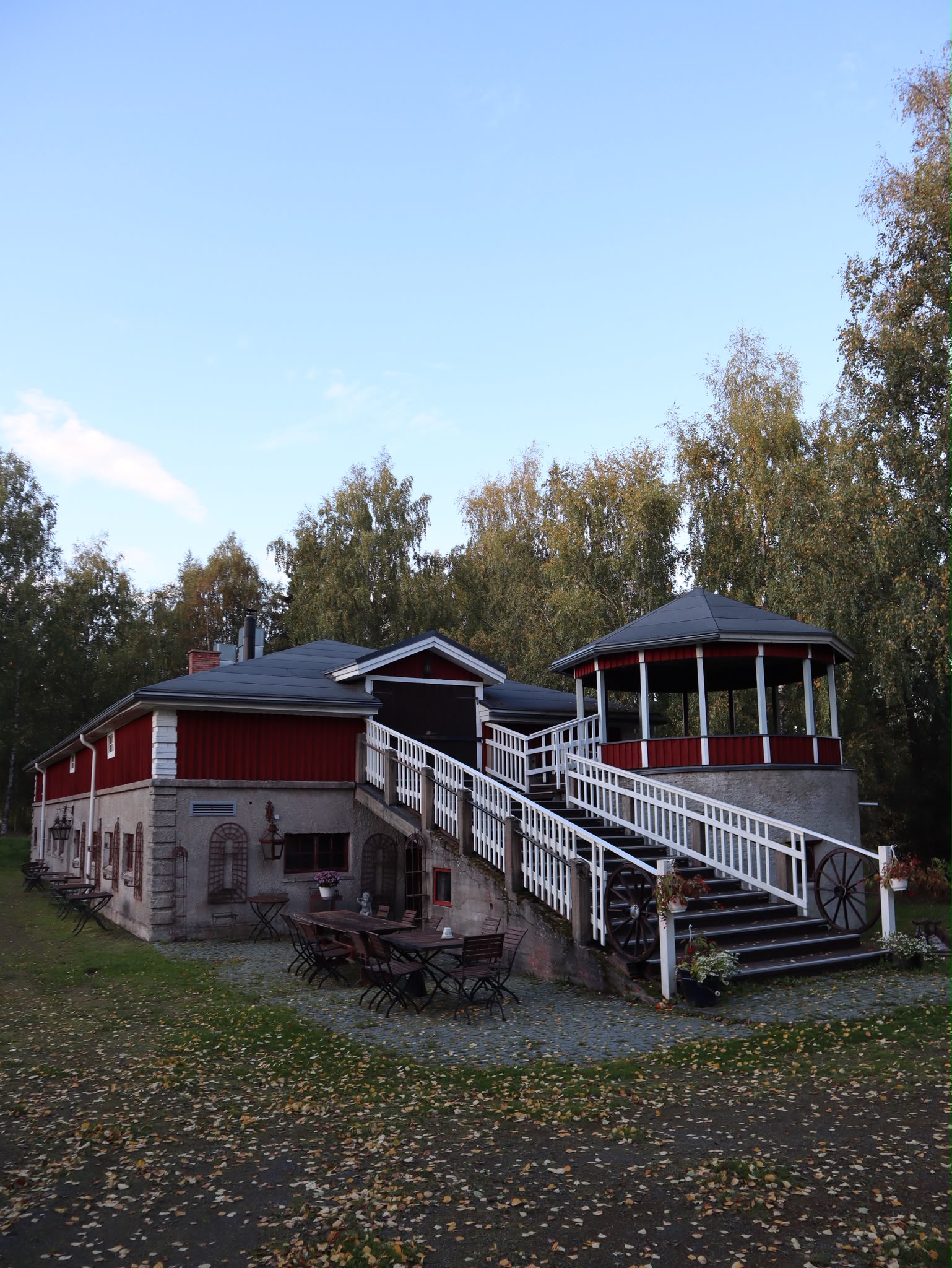 Satulinnan Navetta syksyisessä järvimaisemassa