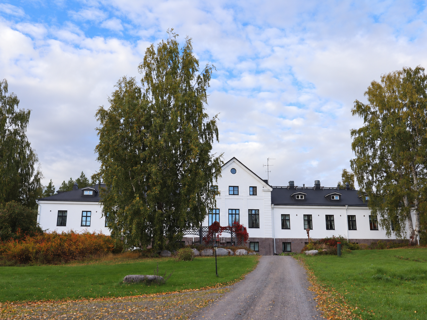 Satulinnan kartano puiden kehystämänä