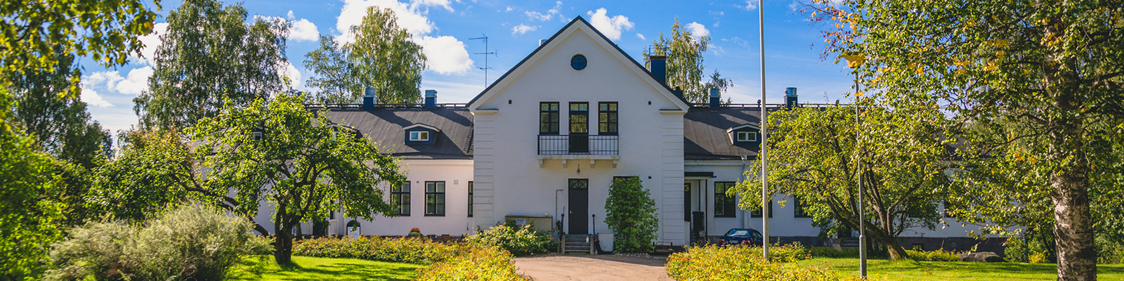 Satulinnan kartano puiston ympäröimänä